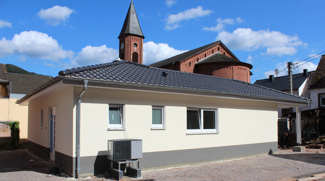 A modern 105m² bungalow in the German countryside, fitted with an underfloor heating and cooling system with 'air-to-water' heat pump, utilising an HKV2013AF  8-circuit manifold and Watts components.