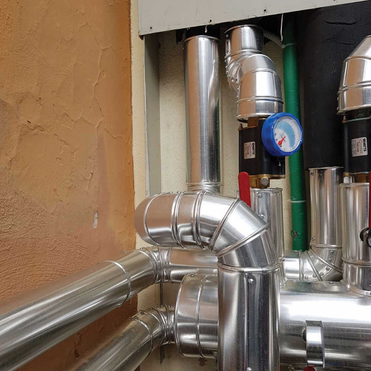 iDROSET balancing valve installed vertically in the heating system of a hotel in Rome