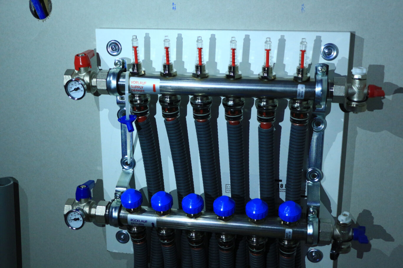 Stainless steel heating circuit manifold HKV PNG for 6 heating circuits with connected flow and return pipes, wall-mounted