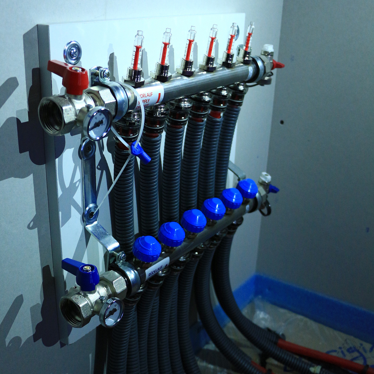 Stainless steel heating circuit manifold HKV PNG for 6 heating circuits with connected flow and return pipes, wall-mounted