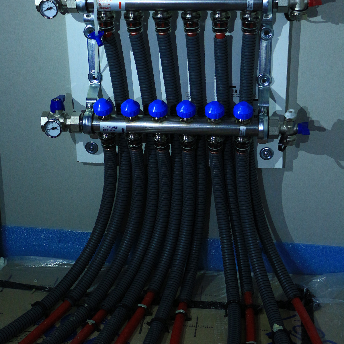 Stainless steel heating circuit manifold HKV PNG for 6 heating circuits with connected flow and return pipes, wall-mounted