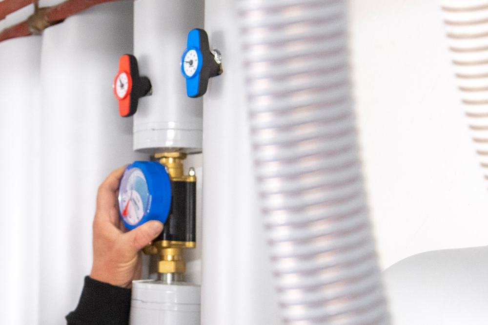 Flow rate installation on the iDROSET balancing valve by hand.