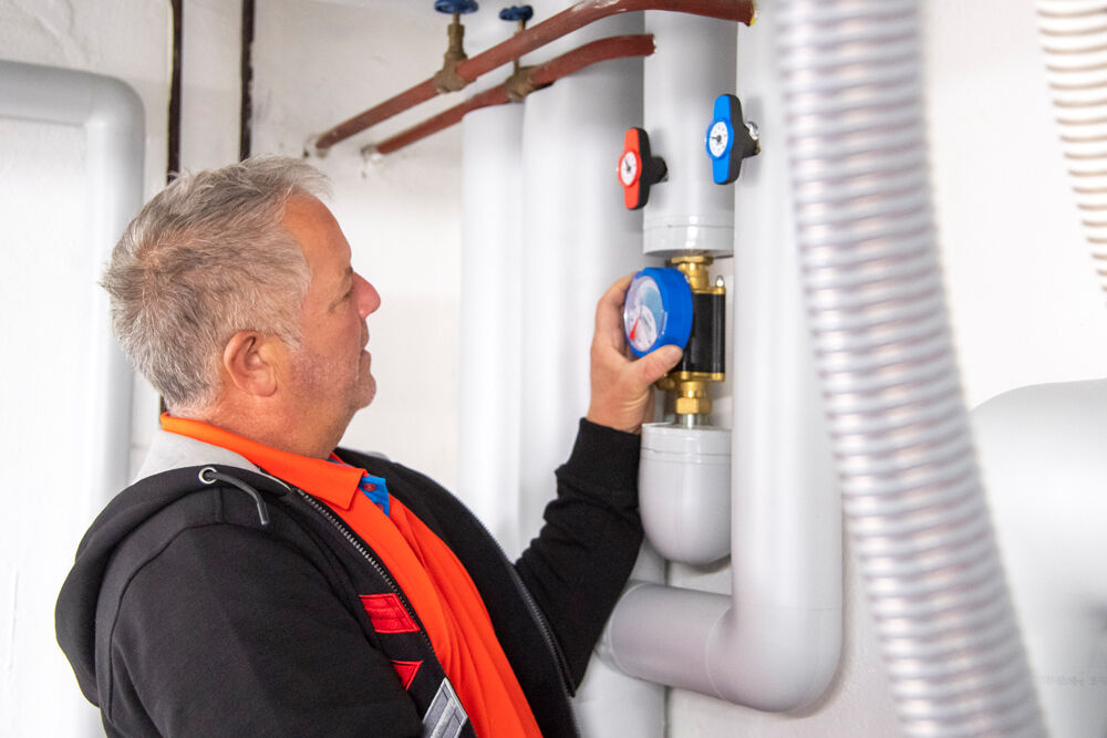 Installer sets the flow rate on the iDROSET hydronic balancing valve.