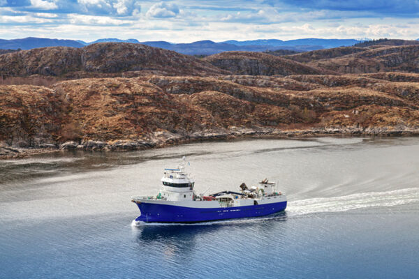 Bateau de pêche sur l'eau en Norvège
