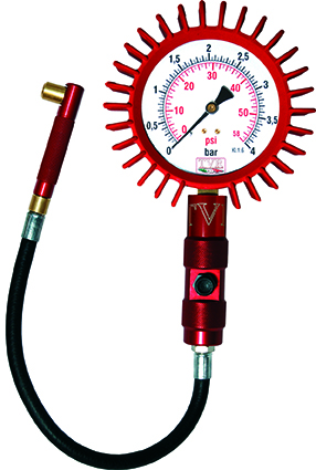WATTS Ordeo pressure gauge with a red shock-resistant casing, flexible hose, and precision dial displaying measurements in bar and psi, featuring the TVR logo on the dial and engraved on the handle.