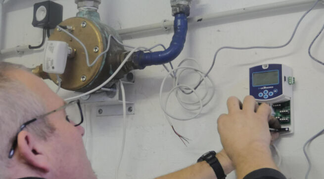 Installer wires the e-ULTRAMIX in sports complex.