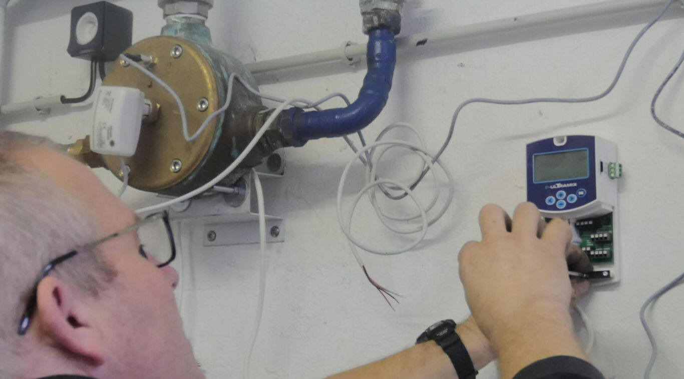 L'installateur câble l'e-ULTRAMIX dans un complexe sportif.