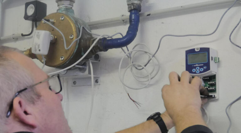 L'installateur câble l'e-ULTRAMIX dans un complexe sportif.