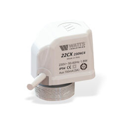Siłownik Watts 22CX IP54, 230 V AC, do kolektorów obiegu grzewczego z przyłączem M30 x 1,5, biała obudowa z kablem przyłączeniowym, widok z przodu pod kątem.