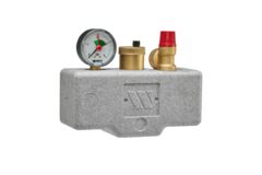 Котел Watts KSG30 з сірою ізоляцією для систем опалення потужністю 50 кВт, з манометром, автоматичним відведенням повітря та червоним 3-позиційним запобіжним клапаном, вид спереду під кутом.