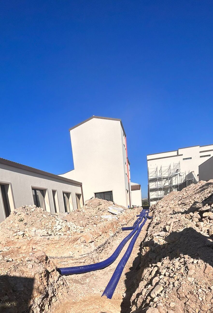 Microflex® DUO pre-insulated flexible pipes inserted in the construction site