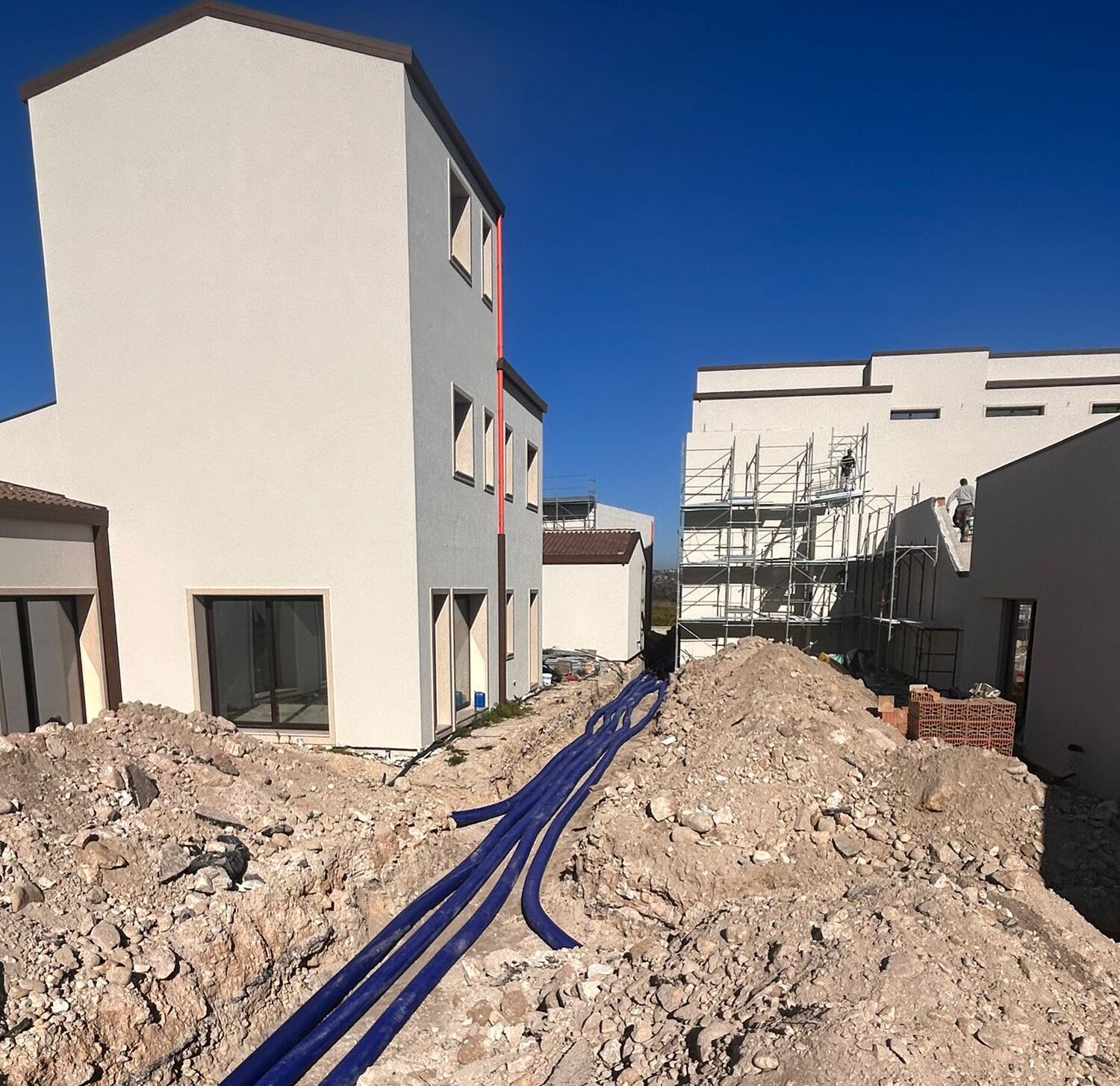 Installazione di tubi preisolati WATTS Microflex® in un complesso residenziale in costruzione. 