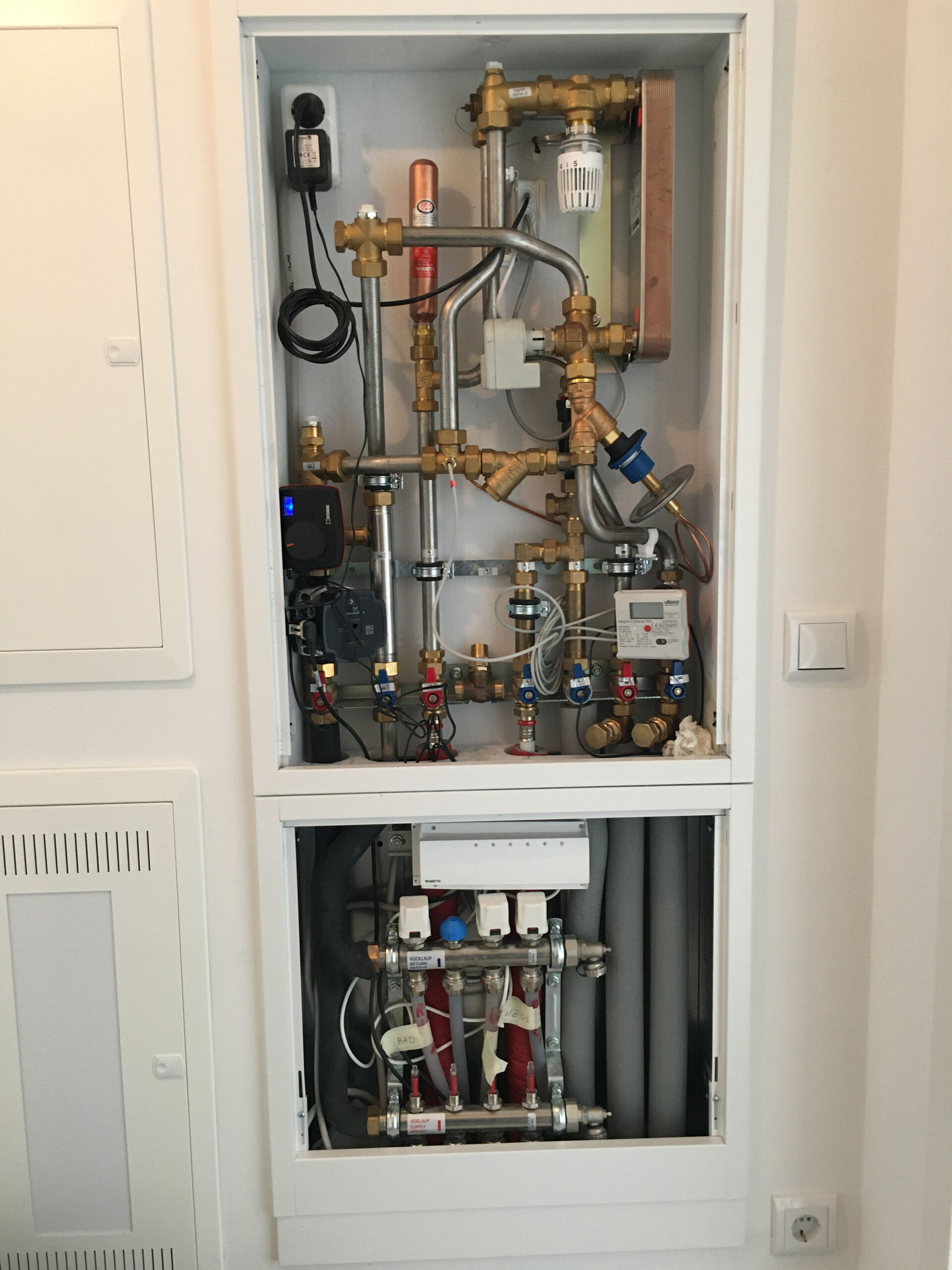 Wohungsstation HIU2 Systemschrank kombiniert mit Fußbodenheizung. Fallstudie Berlin Reinickendorf.