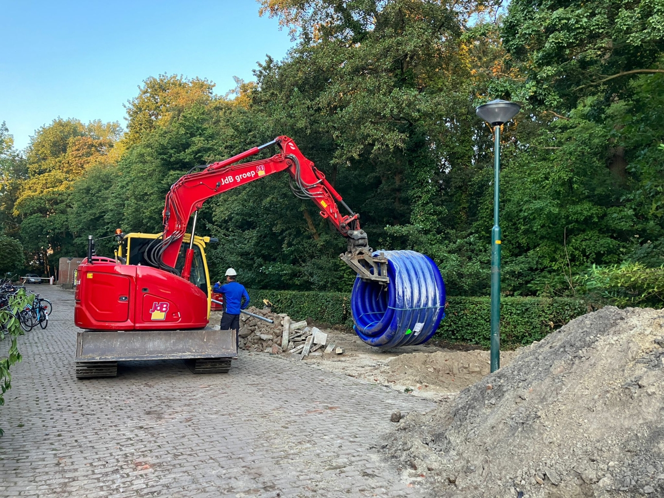 Excavator carries microflex pipes