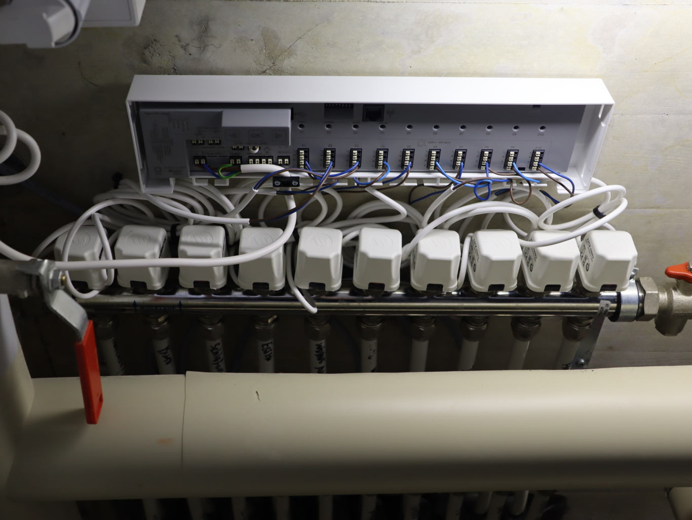    zweiter Verteiler mit Stellantrieben 22CX und Regelverteiler WFC-03 10Z HC RF