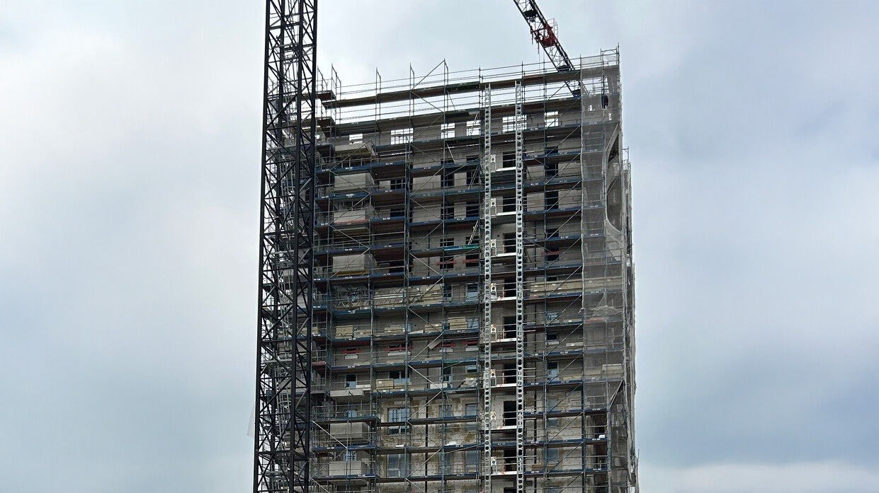 Neubau in Berlin-Marzahn mit 153 Wohneinheiten im Rohbau, umgeben von Gerüstarbeiten
