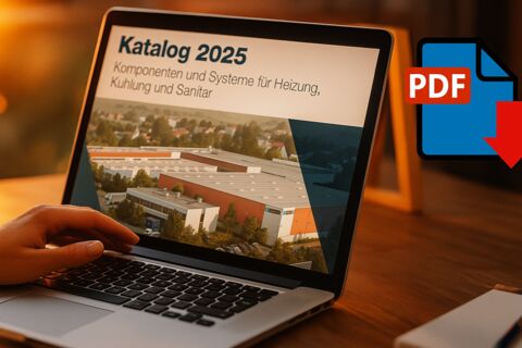 Person betrachtet am Laptop den „Katalog 2025“ für Heizungs-, Kühlungs- und Sanitärsysteme im PDF-Format, bei warmem Abendlicht.