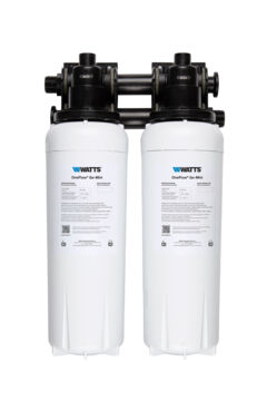 Sistema di filtrazione anticalcare Watts OneFlow GE Mini, unità a doppia cartuccia bianca con gruppo testa nero, design per montaggio a parete, vista frontale.