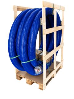 Microflex Fixlängenset auf Transportpalette mit vormontiertem, blauem vorisoliertem Rohr und Holztransportgestell, schräge Frontansicht