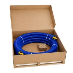 Microflex Fixlängenset im Transportkarton mit vorisoliertem blauem Rohr und Montagezubehör, schräge Draufsicht.